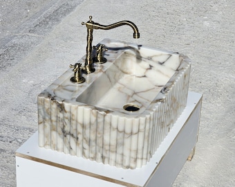 Calacatta Goldmarmor Waschbecken: Gerippte Wandhalterung Eitelkeit, handgeschnitzt