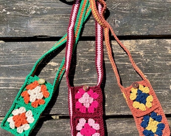 Torebka na ramię na telefon komórkowy od Campfire Crochet. Wykonana z przędzy z recyklingu i guzików z recyklingu, każdy przedmiot jest wyjątkowy. Idealna na festiwale!