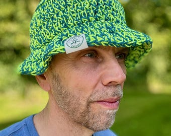 Kapelusz typu bucket hat wykonany w 100% z włókien pochodzących z recyklingu, Campfire Crochet. Darmowa wysyłka i pakowanie w Wielkiej Brytanii.