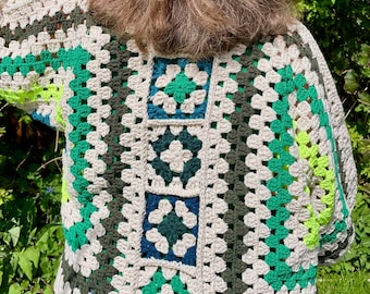 Kardigan szydełkowy od Campfire Crochet. Niepowtarzalny element z przędzy z recyklingu, idealny na festiwale i spędzanie czasu przy ognisku!