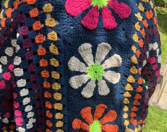 Ręcznie robiony na szydełku kardigan z kwiatowym wzorem: kardigan z recyklingowanej włóczki na festiwal