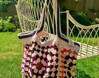 Niepowtarzalna, jedyna w swoim rodzaju torba na ramię/torbę Grandma Square z recyklingowanej włóczki firmy Campfire Crochet
