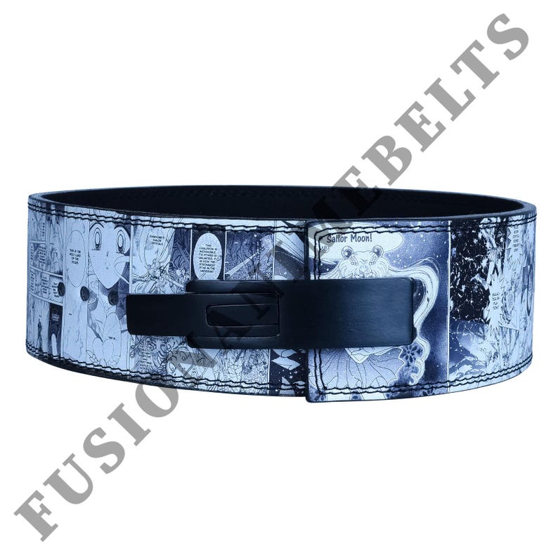 Pu&ograve; includere: Una cintura da sollevamento pesi in bianco e nero con un design a fumetti in stile manga. La cintura ha una fibbia nera ed &egrave; etichettata "Fusion Belts". Il fumetto presenta un personaggio con i capelli lunghi e le parole "Sailor Moon!"