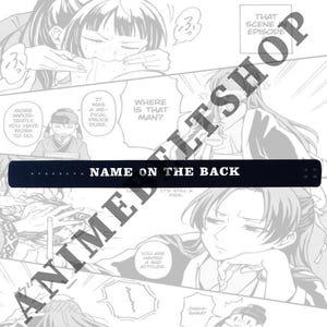 Pu&ograve; includere: Un braccialetto nero con la scritta "NAME ON THE BACK" in bianco. Lo sfondo &egrave; un pannello manga con vari personaggi e fumetti. Il braccialetto ha diversi piccoli fori.