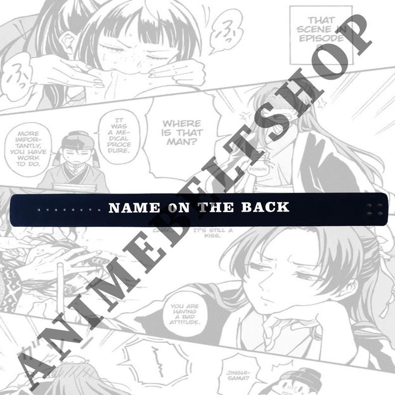 Pu&ograve; includere: Un braccialetto nero con la scritta "NAME ON THE BACK" in bianco. Lo sfondo &egrave; un pannello manga con vari personaggi e fumetti. Il braccialetto ha diversi piccoli fori.