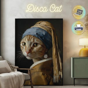 Peut inclure: Une peinture d'un chat portant un foulard bleu et blanc et une perle à l'oreille. Le chat est vêtu d'une robe jaune et marron. La peinture est encadrée et accrochée à un mur.