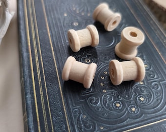 Tiny Wooden Thread Spools – Vintage-Style Mini Wooden Bobbins for Crafts & Display