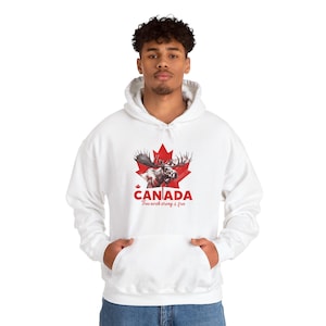 Canadian Moose: True North、Strong and Free パーカー、Proud Canadian の快適なパーカー、カナダデーに最適、男性または女性へのギフト、普段着