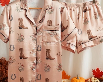 Pijama de satén estilo vaquera, estilo botas texanas, estilo western, vaquero, vaquera, a juego.