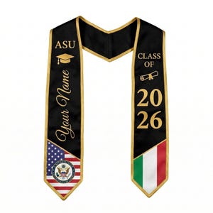 Puede incluir: Una estola de graduaci&oacute;n negra con borde dorado. El lado izquierdo presenta el texto ASU, un icono de birrete, el texto Your Name y una bandera de los Estados Unidos con un sello. El lado derecho presenta el texto CLASS OF, un diploma y 2026.