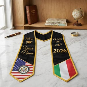 Puede incluir: Una estola de graduaci&oacute;n negra con ribete dorado. El lado izquierdo presenta el texto ASU, un icono de birrete, las palabras Your Name y la bandera de los Estados Unidos con un sello. El lado derecho presenta el texto Class of, un icono de diploma, 2026 y la bandera italiana.