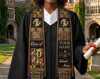 Puede incluir: Una estola de graduación negra con patrones geométricos coloridos inspirados en Kente, texto dorado que dice Class of 2026, YOUR NAME y School Name, junto con símbolos que incluyen un birrete, un diploma e iconos Adinkra sobre una toga negra.