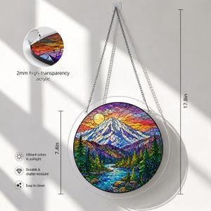 Pu&ograve; includere: Un oggetto decorativo circolare da appendere in acrilico ad alta trasparenza da 2 mm, raffigurante un paesaggio montano in stile vetrata con un fiume, alberi di pino e un sole. L'oggetto misura 7,4 pollici di diametro e 17,8 pollici di altezza.
