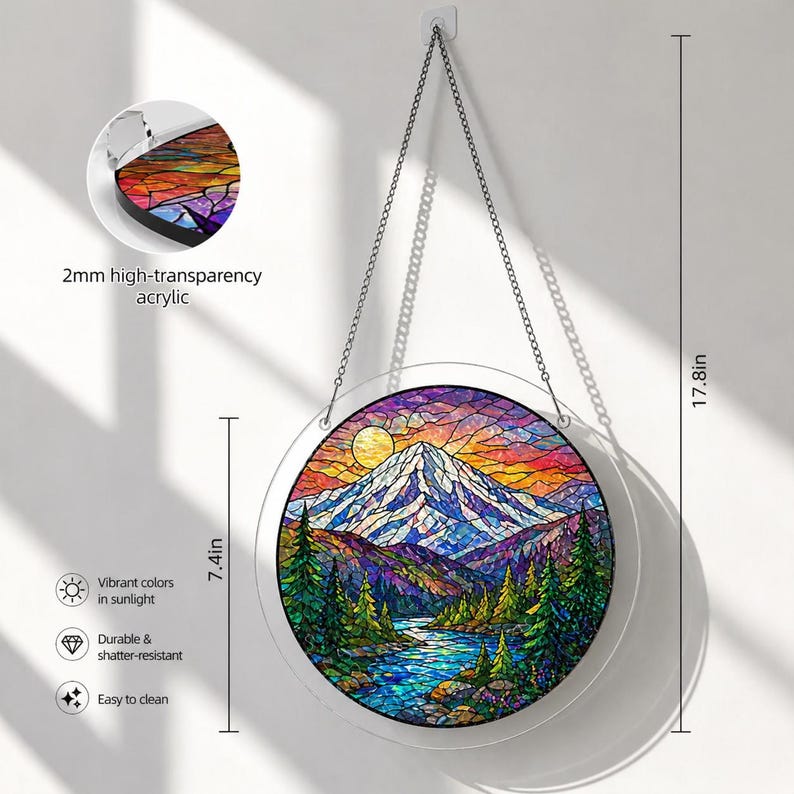 Pu&ograve; includere: Un oggetto decorativo circolare da appendere in acrilico ad alta trasparenza da 2 mm, raffigurante un paesaggio montano in stile vetrata con un fiume, alberi di pino e un sole. L'oggetto misura 7,4 pollici di diametro e 17,8 pollici di altezza.