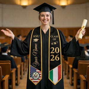 Puede incluir: Una toga y birrete de graduaci&oacute;n negros con una borla negra. Una estola negra presenta bordados dorados que dicen ASU, Your Name y Class of 2026, con un icono de diploma, la bandera de los Estados Unidos y la bandera de Italia.