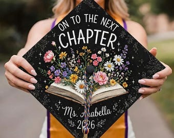Haut de forme personnalisé pour casquette de remise des diplômes de professeur, livre de l'enseignant motif floral, décoration de casquette de remise des diplômes, Au chapitre suivant, casquette de la promotion 2026