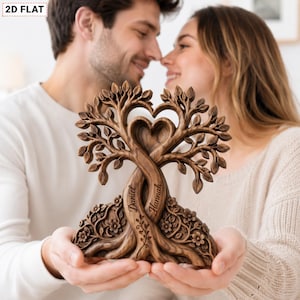 Puede incluir: Escultura de árbol de madera marrón con troncos entrelazados formando un corazón. La escultura presenta detalles tallados de hojas, flores y los nombres "Daniel" y "Hannah".