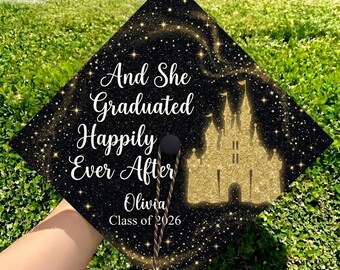Haut de forme pour casquette de diplômée heureuse pour toujours, décoration de casquette de citation de diplômé personnalisée, décoration de casquette de remise des diplômes Disney, décoration de casquette château Disney