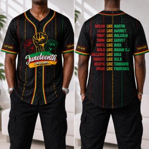 Op de afbeelding: Zwart honkbalshirt met Juneteenth-tekst en vuistafbeeldingen. De voorkant heeft de tekst "Juneteenth Since 1865" met rode, gele en groene accenten. De achterkant bevat inspirerende figuren. Het shirt heeft groene en gele afwerking.