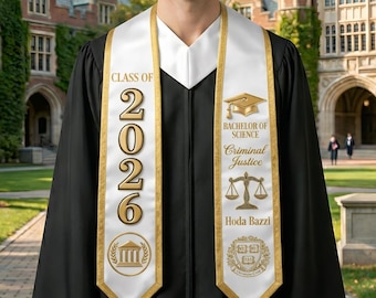 Puede incluir: Una toga de graduación negra con una estola blanca de borde dorado. El lado izquierdo muestra 'CLASS OF 2026' y un icono de edificio. El lado derecho muestra un birrete, 'BACHELOR OF SCIENCE', 'Criminal Justice', 'Hoda Bazzi' y una balanza.
