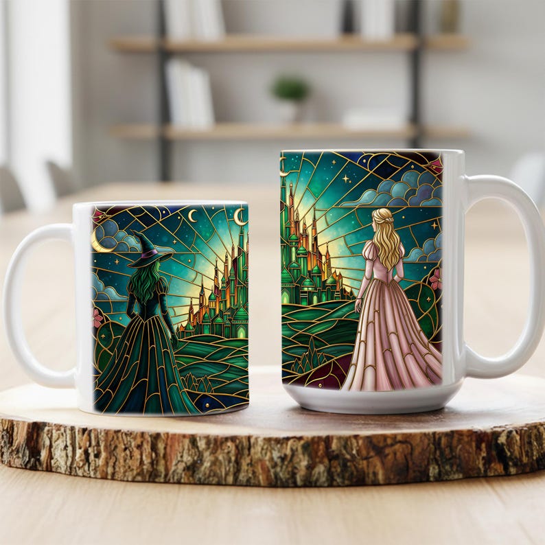 Puede incluir: Dos tazas de cer&aacute;mica blanca con dise&ntilde;os de fantas&iacute;a. Una taza presenta una bruja con un vestido oscuro, la otra una princesa con un vestido rosa, ambas mirando un castillo verde bajo un cielo estrellado. Las tazas est&aacute;n sobre una superficie de madera.