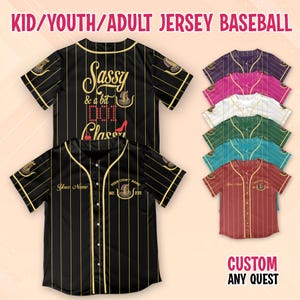 Könnte beinhalten: Baseball-Trikots in verschiedenen Farben, darunter Schwarz, Burgunderrot und Türkis, mit vertikalen Streifen und goldenen Akzenten. Ein Trikot zeigt den Text "Sassy & a bit 000 Classy". Die Trikots sind mit Namen und Nummern anpassbar. Der Text "Kid/Youth/Adult Jersey Baseball" ist ebenfalls enthalten.
