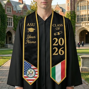 Puede incluir: Una estola de graduaci&oacute;n negra con borde dorado que presenta el texto ASU, un icono de birrete, las palabras Your Name y la bandera de los Estados Unidos con el sello. El otro lado muestra Class Of, un icono de diploma, 2026 y la bandera italiana.