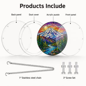 Pu&ograve; includere: Un puzzle circolare in acrilico raffigurante un paesaggio montano in stile vetrata con fiume, sole e alberi. I componenti includono un pannello posteriore trasparente, una copertura antipolvere, un pannello frontale, una catena in acciaio inossidabile e tre set di viti.