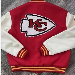 Chaqueta bomber universitaria de lana y cuero color marfil de los Kansas City Chiefs de la NFL