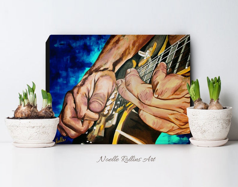 Peut inclure: Une peinture de gros plan d'une main jouant de la guitare. La main est peinte dans un style r&eacute;aliste avec des rides d&eacute;taill&eacute;es et des tons de peau. La guitare est peinte de mani&egrave;re stylis&eacute;e avec un corps brun fonc&eacute; et un pickguard dor&eacute;. L'arri&egrave;re-plan est un motif abstrait bleu et vert.