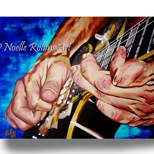 Peut inclure: Une peinture de gros plan de mains jouant de la guitare. La guitare est noire avec une garniture dor&eacute;e et l'arri&egrave;re-plan est un motif abstrait bleu et turquoise. La peinture est sign&eacute;e "Noelle 09" en bas &agrave; gauche.