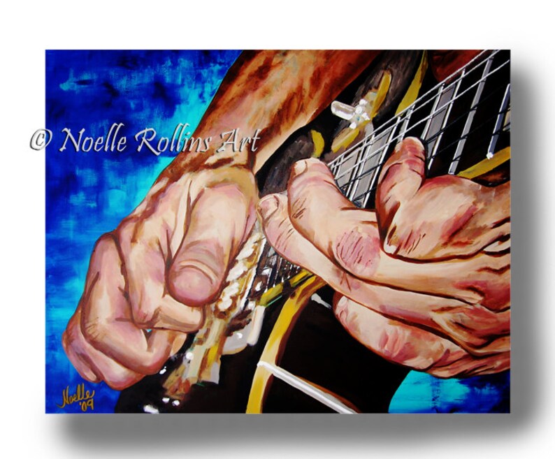 Peut inclure: Une peinture de gros plan de mains jouant de la guitare. La guitare est noire avec une garniture dor&eacute;e et l'arri&egrave;re-plan est un motif abstrait bleu et turquoise. La peinture est sign&eacute;e "Noelle 09" en bas &agrave; gauche.