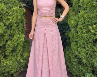 Handgemaakte roze linnen tweedelige set: bustier met kanten randje aan de onder- en achterkant, geplooide lange maxi-rok