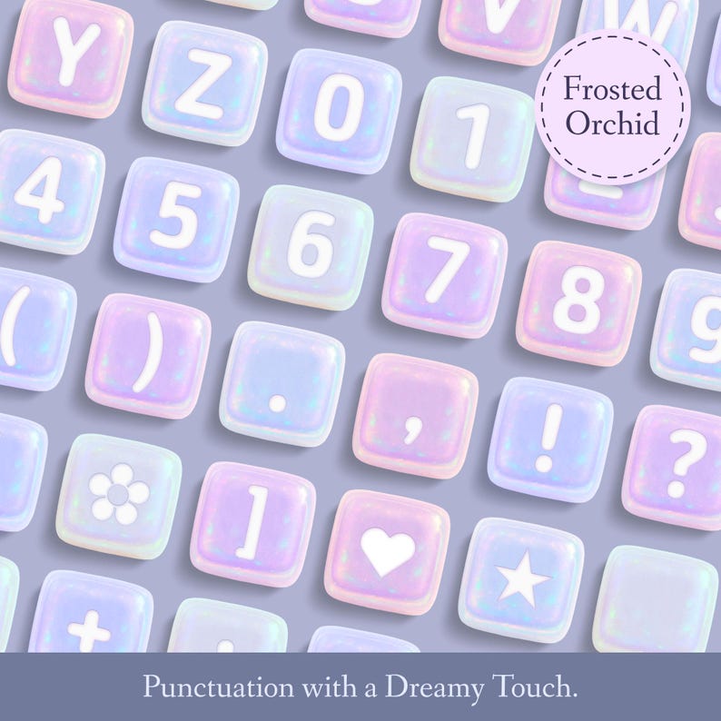 Puede incluir: Un conjunto de botones cuadrados iridiscentes de color pastel con letras, n&uacute;meros y signos de puntuaci&oacute;n. Los botones tienen un dise&ntilde;o de orqu&iacute;dea escarchada y est&aacute;n dispuestos en una cuadr&iacute;cula. El texto "Frosted Orchid" aparece en un c&iacute;rculo en la parte superior de la imagen. El texto "Punctuation with a Dreamy Touch." aparece en la parte inferior de la imagen.
