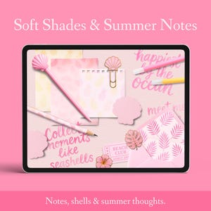 Puede incluir: Una tableta digital muestra art&iacute;culos de papeler&iacute;a con un tema de verano. Los art&iacute;culos incluyen un bol&iacute;grafo de concha, l&aacute;pices, un clip, notas adhesivas y un sobre. El texto en la tableta dice "Soft Shades & Summer Notes" y "Collect moments like seashells."