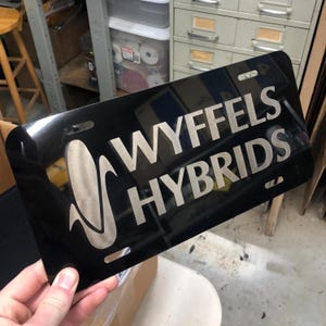 Placa de carro preta personalizada gravada: placa de carro de alumínio à prova de intempéries