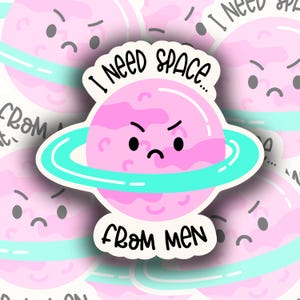 Planeetsticker I Need Space From Men | Holografisch | Vinyl | Waterdicht | Gelamineerd | Accessoire | Feminisme | Ruimte nodig | Planeten | Galaxy