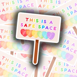 Sticker This Is A Safe Space | Holografisch | Accessoire | Waterdicht | Trots | Zichtbaar | Homo | Queer | Kluis | Acceptatie | Liefde | Bescherming: