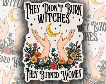 Può includere: Un adesivo con la scritta "They Didn't Burn Witches, They Burned Women". Il design presenta due mani che si protendono verso una luna crescente, circondate da fiori. L'adesivo ha un design floreale vintage.