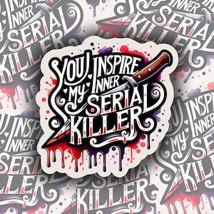 Sticker You Inspire My Inner Serial Killer | Holografisch | Vinyl | Waterdicht | Gelamineerd | Accessoire | Humor | Seriemoordenaar | Ware misdaad
