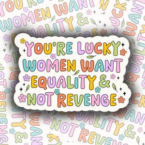 Tienes suerte, las mujeres quieren igualdad y no venganza. Pegatina / Holográfica / Vinilo / Impermeable / Laminada / Accesorio / Mujeres / Igualdad