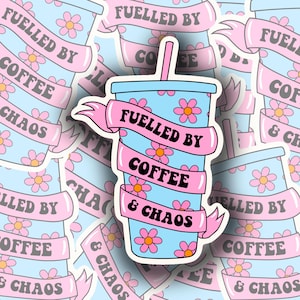 Pegatina "Impulsado por el café y el caos" / Holográfica / Vinilo / Impermeable / Laminada / Accesorio / Humor / Café / Cafeína / Caos / ¡Vamos!