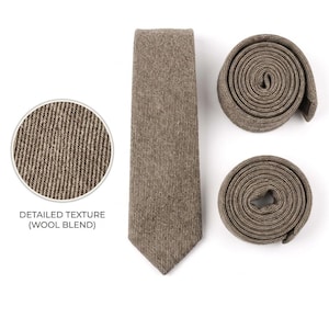 Puede incluir: Una corbata de mezcla de lana marr&oacute;n mostrada en posici&oacute;n vertical plana junto a dos versiones enrolladas de la misma. Un recuadro circular resalta la textura detallada de la tela, acompa&ntilde;ada del texto DETAILED TEXTURE (WOOL BLEND).