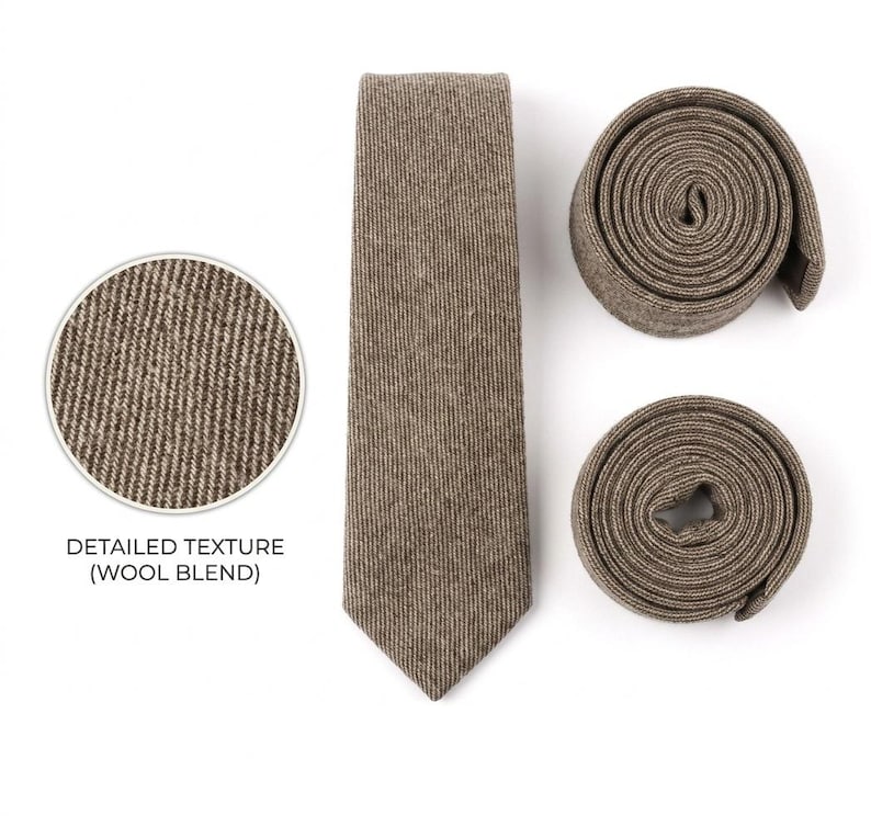 Puede incluir: Una corbata de mezcla de lana marr&oacute;n mostrada en posici&oacute;n vertical plana junto a dos versiones enrolladas de la misma. Un recuadro circular resalta la textura detallada de la tela, acompa&ntilde;ada del texto DETAILED TEXTURE (WOOL BLEND).