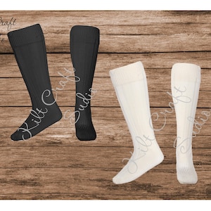 Peut inclure: Quatre paires de chaussettes montantes, deux noires et deux blanches. Les chaussettes sont côtelées et ont un design uni.