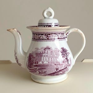 Antik, lavendelfärgad, tekanna med lock, från 1820-talet, i Staffordshire Transferware-stil. Sprickor, locket har defekter!