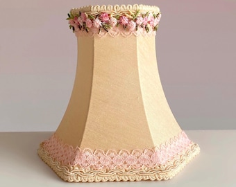 Tela beige con preciosos detalles de encaje rosa. Diseño floral rosa pastel de BellaMaison. Pantalla de lámpara pequeña de estilo rococó moderno con marco de clip.