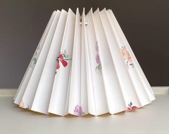 Off White Pleated Fabric Lamp Shade with Adorable Wildflower Motive. Vintage 22 cm Diameter Nordic "Plisse" with Clip on. Scandinavian Style