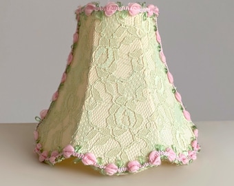 Pantalla de lámpara vintage pequeña de encaje delicado color crema pistacho pastel, tela color crema mantequilla, marco con clip. Ribete floral rosa pastel.