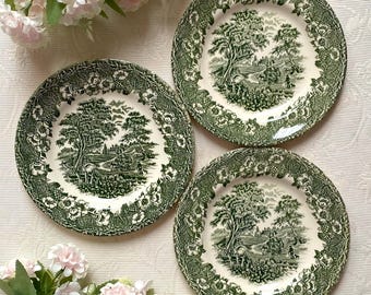 El precio es por 1 plato. Plato de postre/guarnición de loza inglesa, color verde, 17 cm de diámetro. Color blanco roto, estilo vintage. ¡Desgaste superficial!